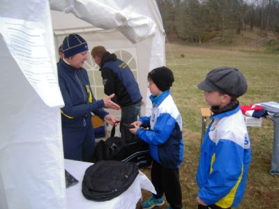 Gustav tar emot tredjepriset, en fin sportbag.